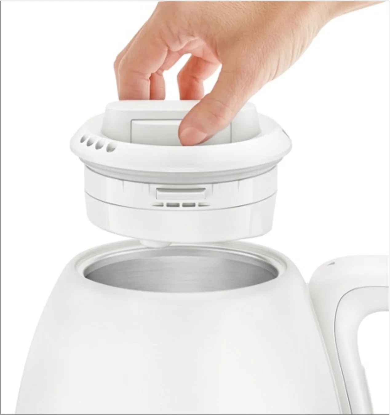 白い電気ケトルの蓋を開ける手元を捉えたクローズアップ写真。蓋は取り外されており、ケトルの内部が見えています。