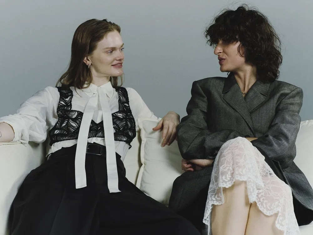 女性たちがソファで話している様子