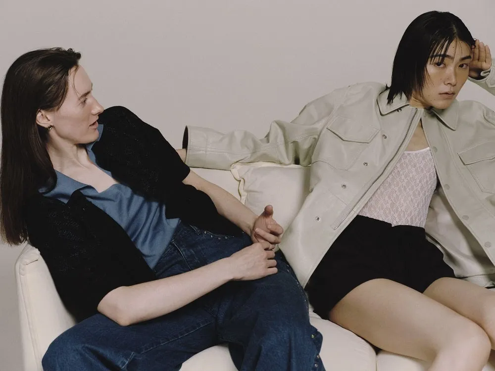 女性2人がソファに座り話している