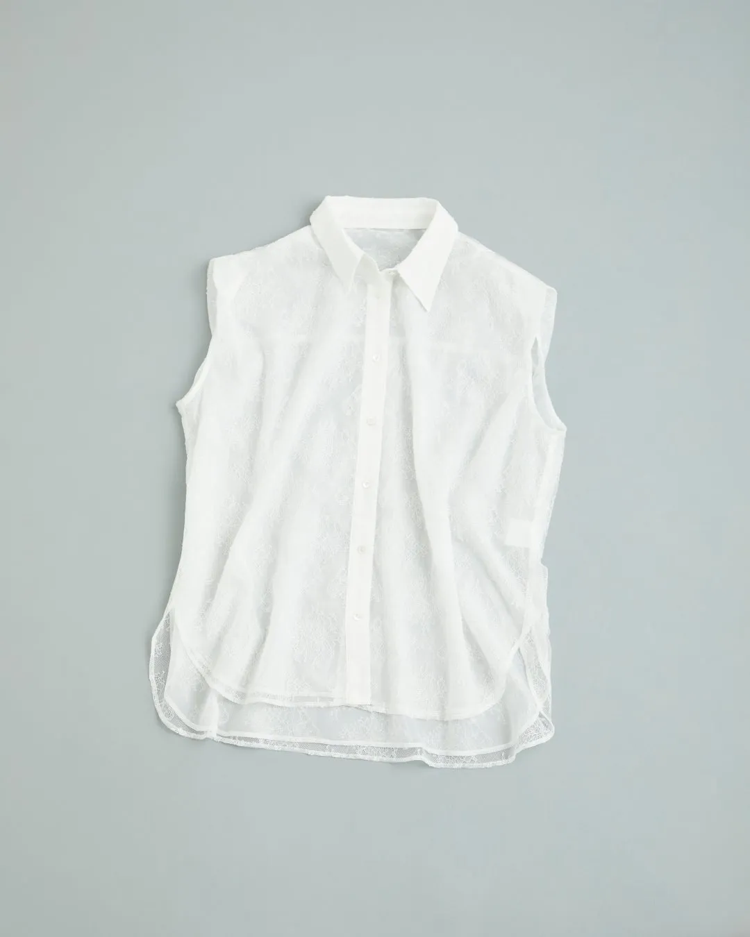 白いノースリーブのレースシャツ
