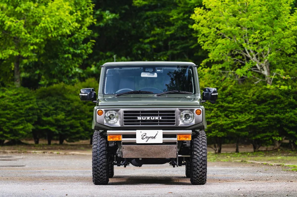 緑色のスズキジムニーの正面からの写真。車の前にはBeyondという文字が書かれたプレートがある。