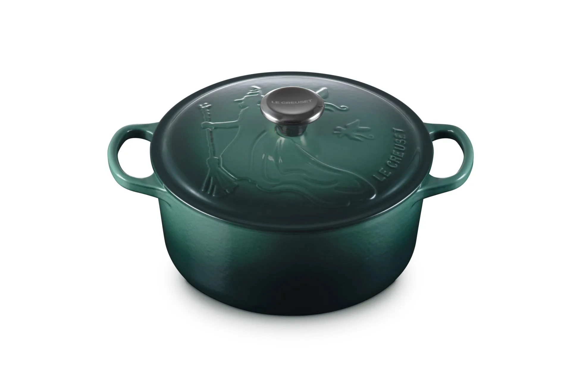 濃い緑色のル・クルーゼの鍋。蓋には魔女のシルエットが描かれ、取っ手とつまみが付いています。