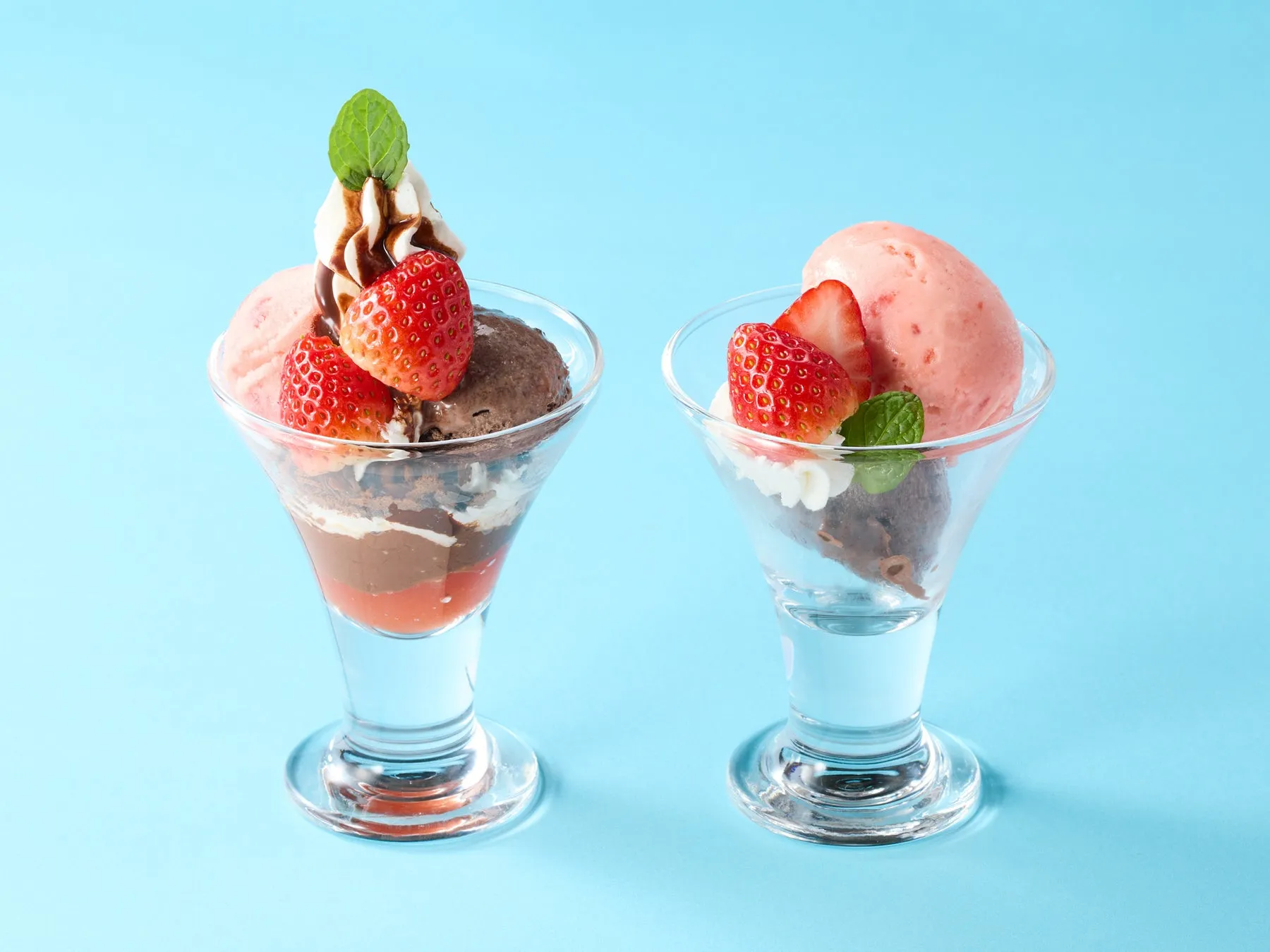 2つのグラスに入ったイチゴパフェ