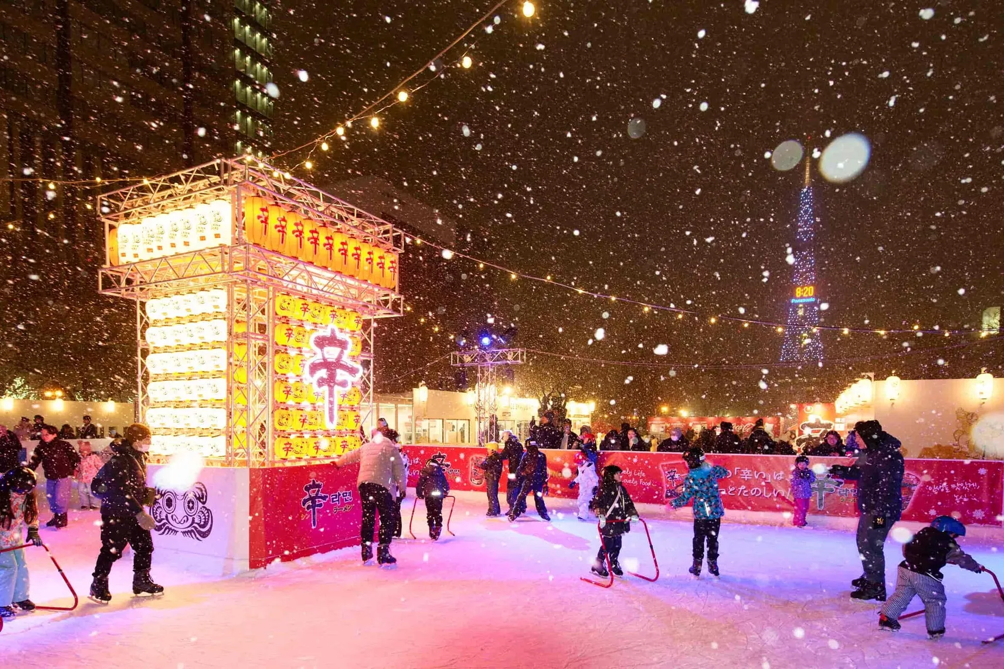 夜の札幌の氷上イベントとライトアップ
