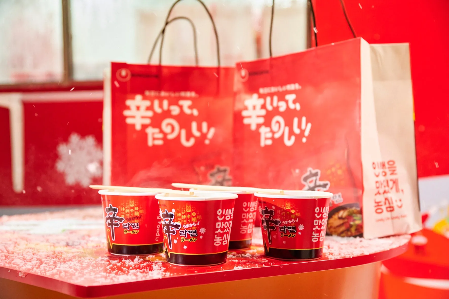 辛ラーメンのカップと手提げ袋