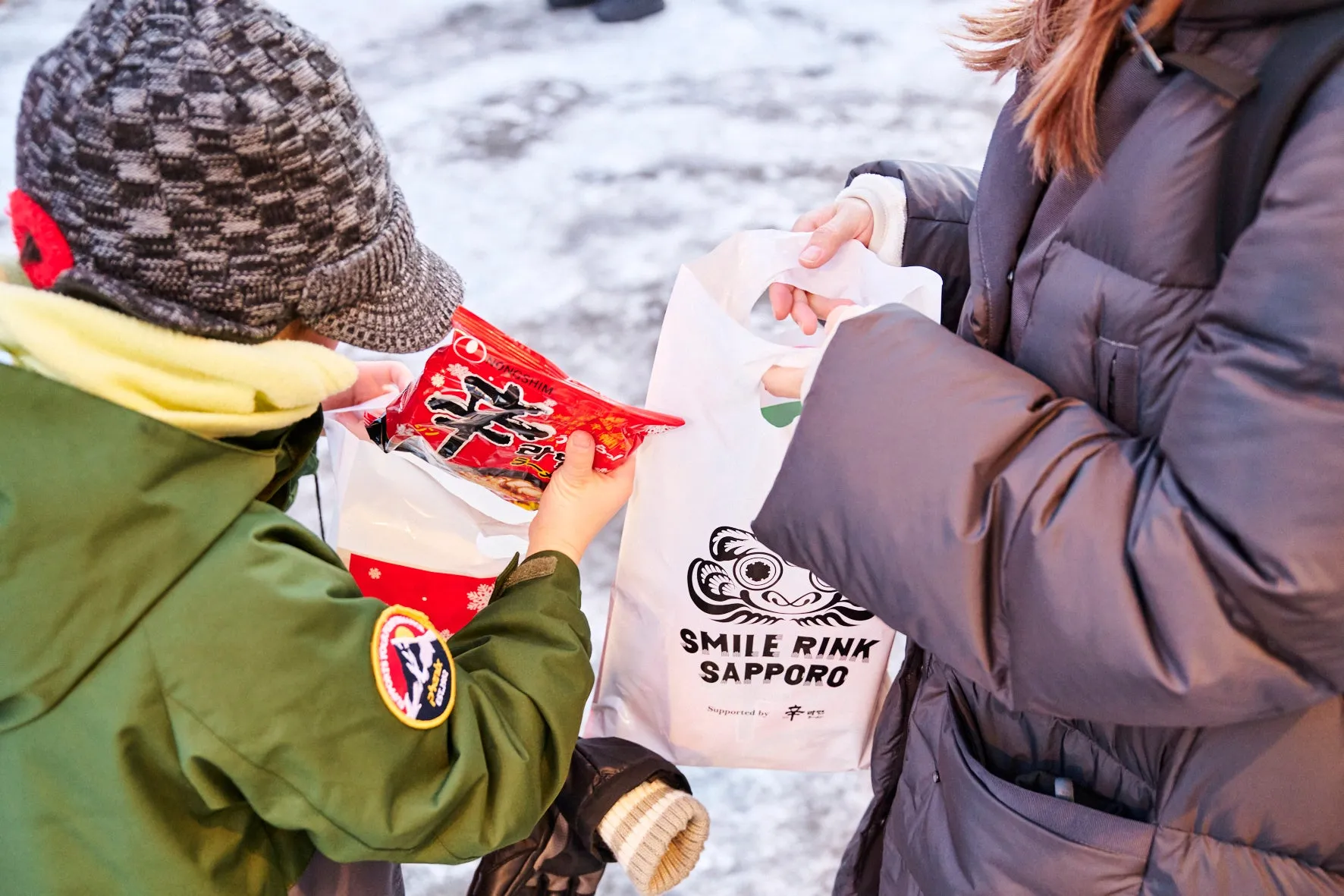 ラーメンを受け取る子供
