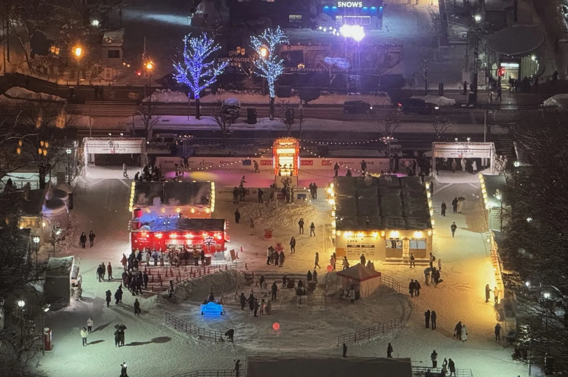 夜の雪まつりの屋台とライトアップ