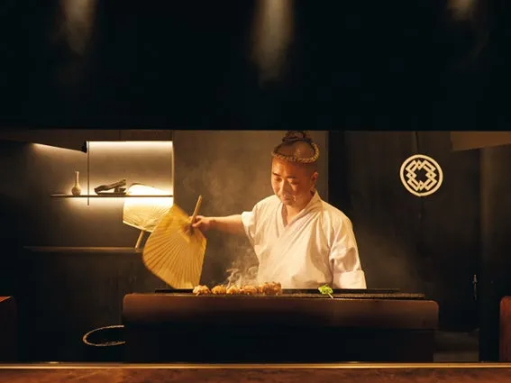 職人が焼き鳥を焼いている様子