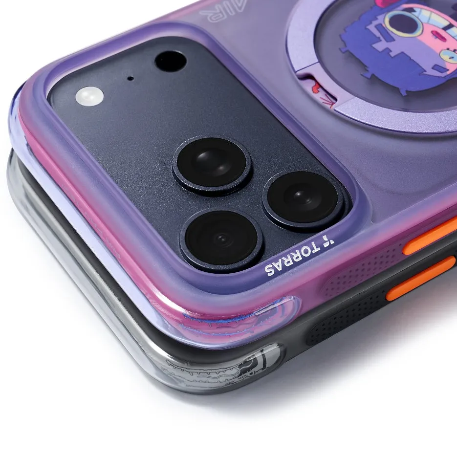 紫色のグラデーションのiPhoneケース。ケースには3つのカメラレンズがあり、背面にキャラクターが描かれている。ケースのブランドロゴが確認できる。