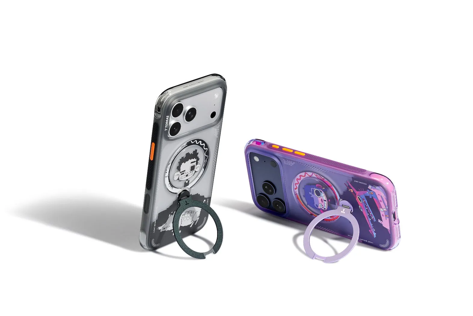 2つのiPhoneケースが写っています。左のケースはクリアで、キャラクターのイラストとグリーンのリングが付いています。右のケースは紫で、同様のリングとイラストが描かれています。