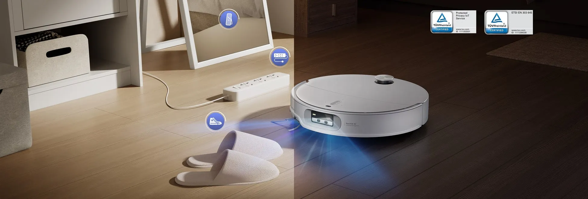 ロボット掃除機がフローリングの上を移動している様子を描いた画像です。画像左側には、スリッパ、鏡、電源タップが写っています。画像右側には、ロボット掃除機と認証ロゴが写っています。