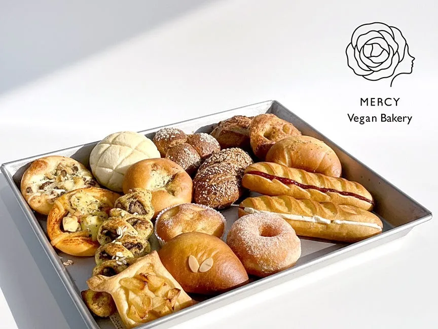 トレイに様々なパンが並べられた写真