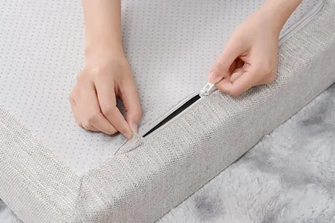 ジッパーを開閉している手元の写真。