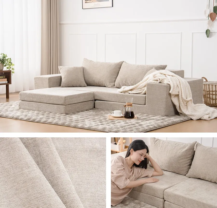 ベージュのL字型ソファと女性の写真です。