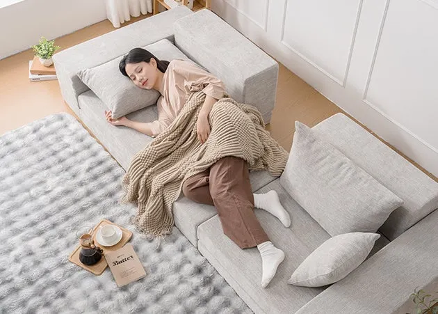 女性がソファで眠っている様子。