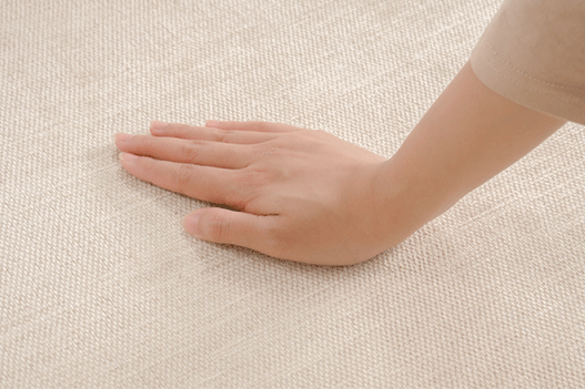 手のひらが布に触れている様子