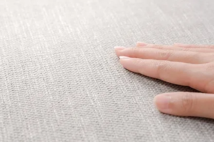 手のひらが布に触れている様子を捉えた写真です。