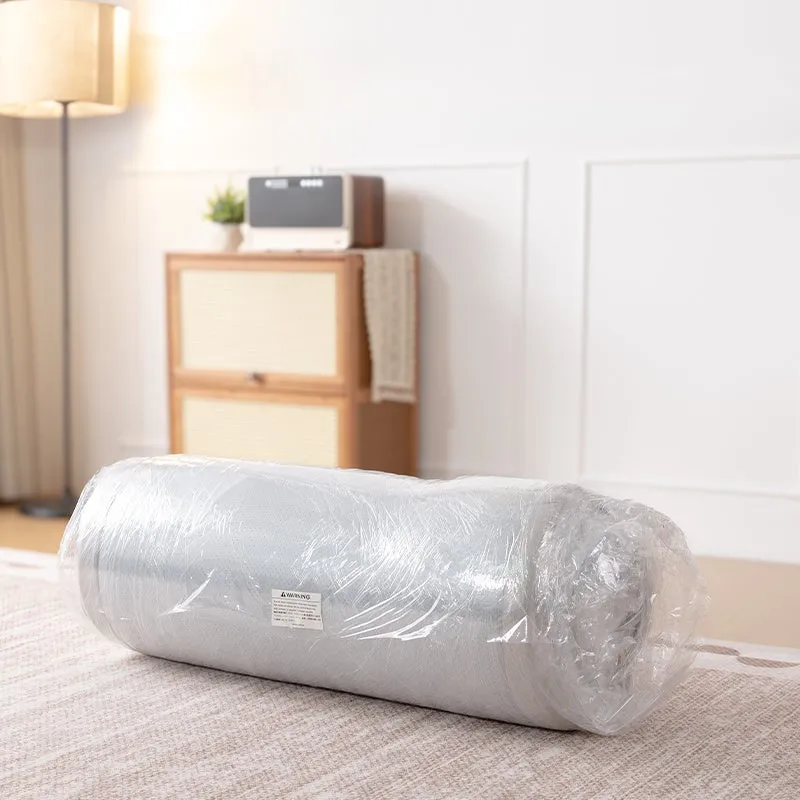 丸められたマットレスが床に置かれた様子