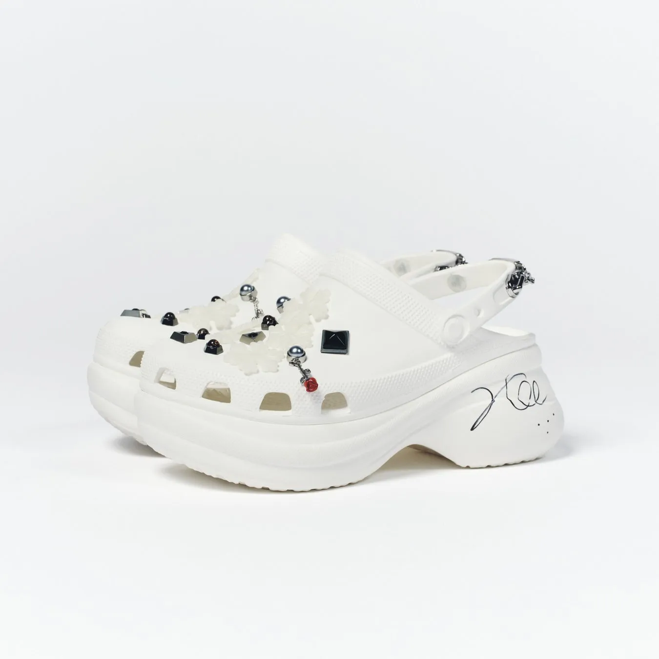 白いプラットフォームクロックスと手書き落書き