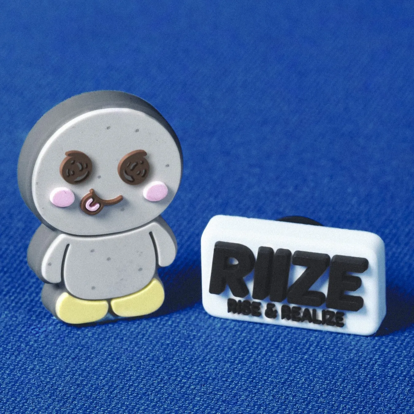 ロゴとキャラクター装飾品のジビッツ