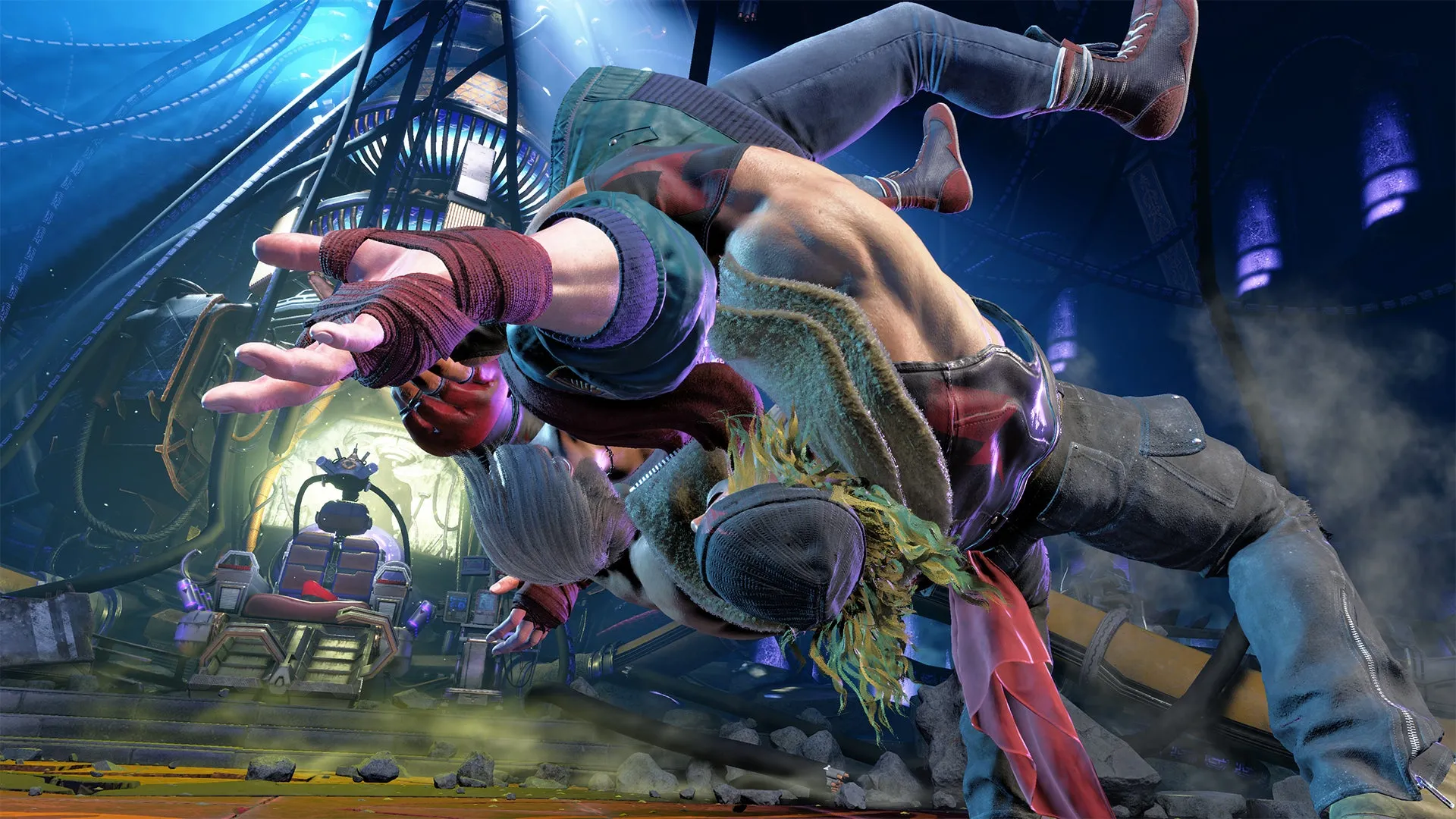 2人の男性が格闘している様子。メカニカルな構造物が背景に