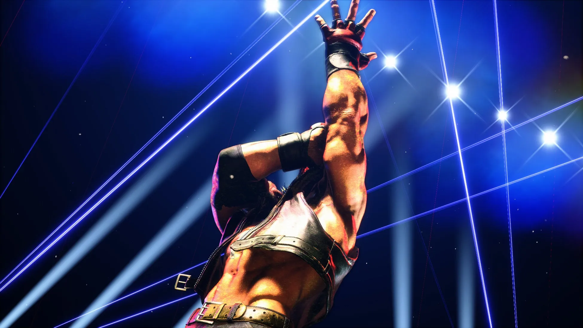 ステージでポーズをとる男性の画像。照明が青色で、筋肉質な体格が強調されている