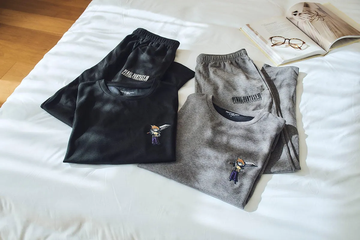 白いベッドの上に、黒とグレーのFINAL FANTASY VIIのパジャマが置かれている写真