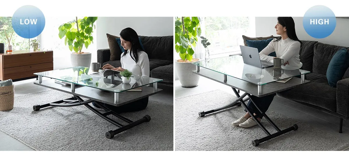 昇降式のテーブルが写っている写真。テーブルは、低い位置と高い位置に調整されており、それぞれで女性がパソコン作業をしている様子が写っている。