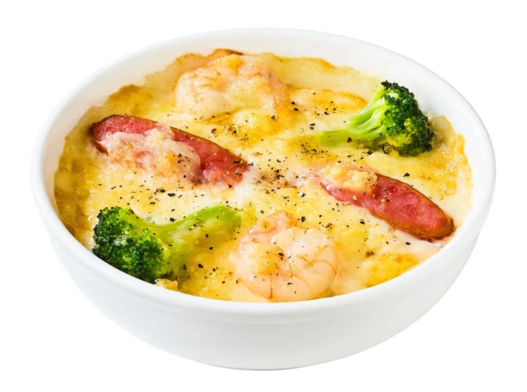 エビ、ソーセージ、ブロッコリーが乗ったチーズ焼き料理の写真です。