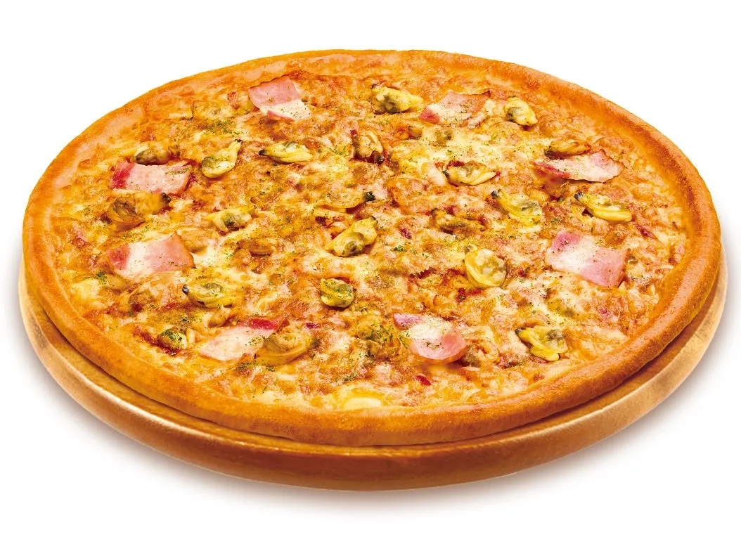 ムール貝とベーコンがトッピングされたピザ