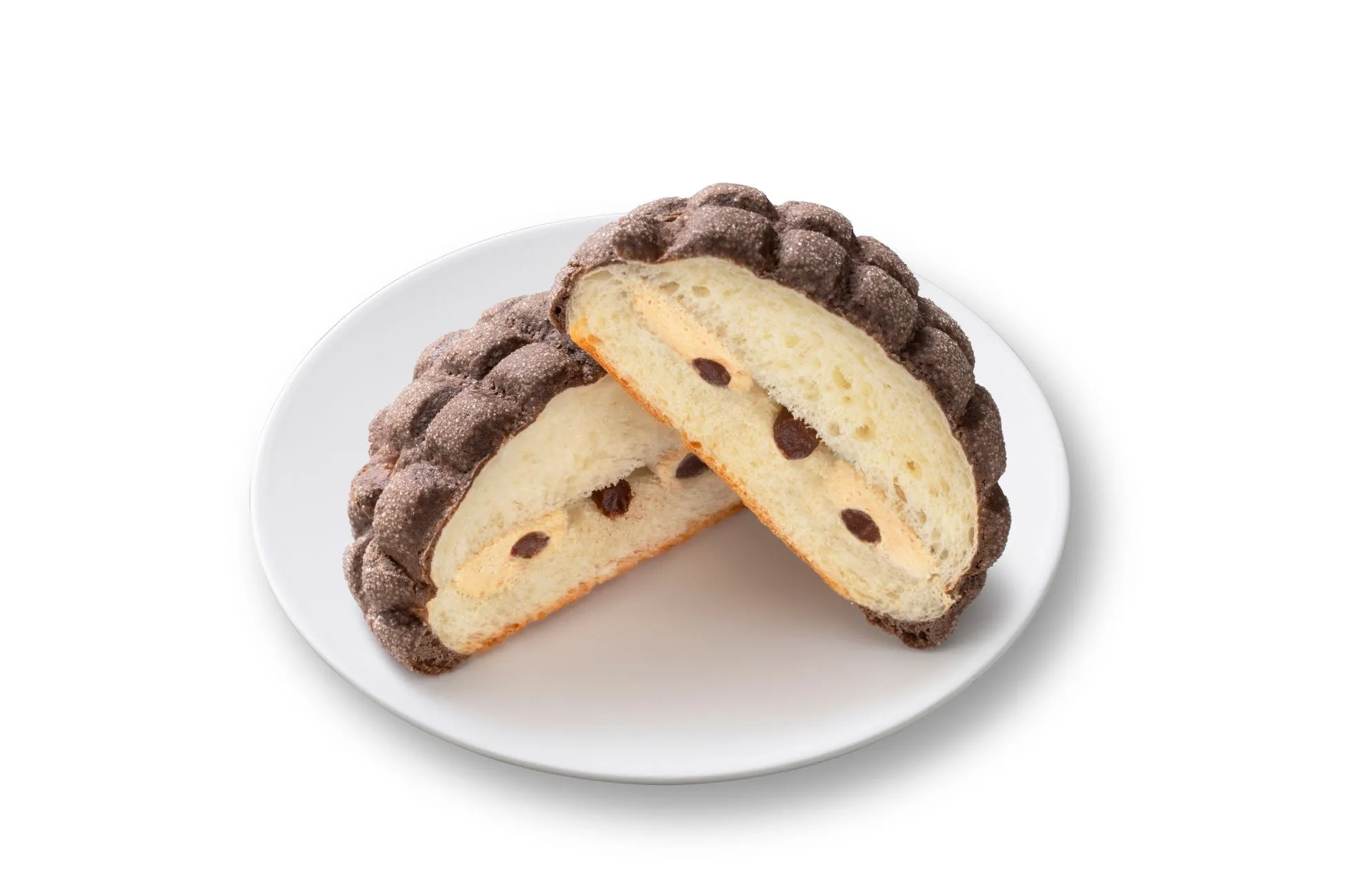 白い皿の上に載った、半分にカットされたメロンパンの画像です。メロンパンは、外側が茶色で、内側にはクリームとチョコレートチップが入っています。