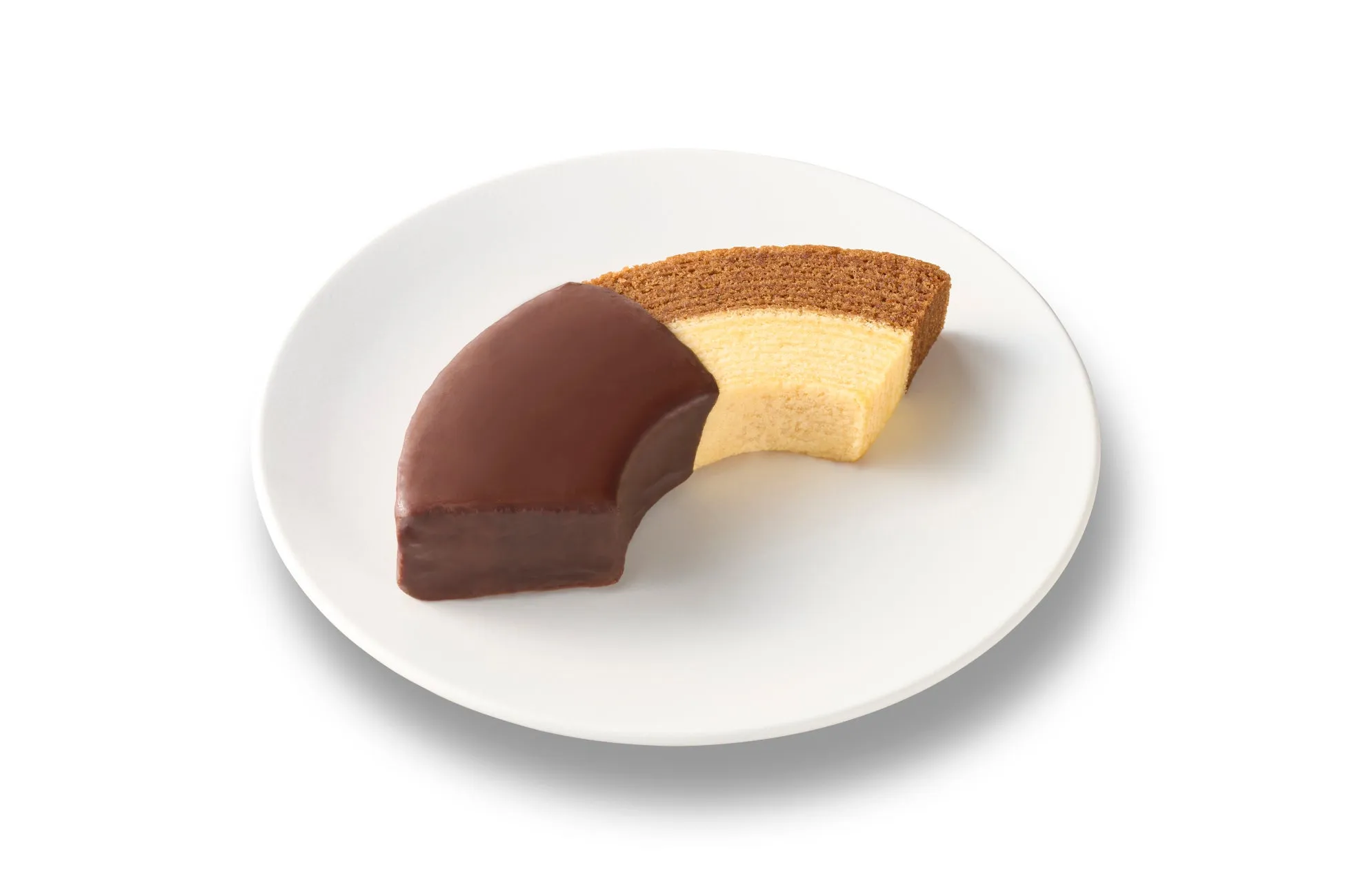 お皿の上にバームクーヘンが乗っている写真です。バームクーヘンの一部はチョコレートでコーティングされています。