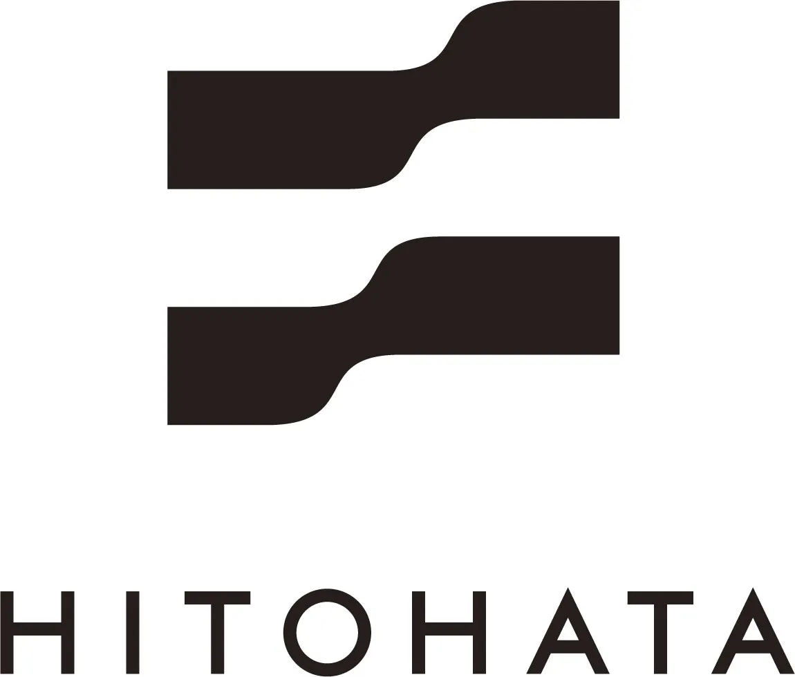 黒い線で構成されたロゴマーク。上部に2つの水平な形状があり、下部に「HITOHATA」の文字が配置されています。