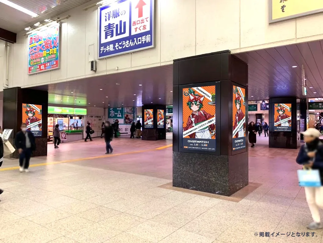 駅の柱にオーバーウォッチのコラボカフェの広告が掲載されている様子