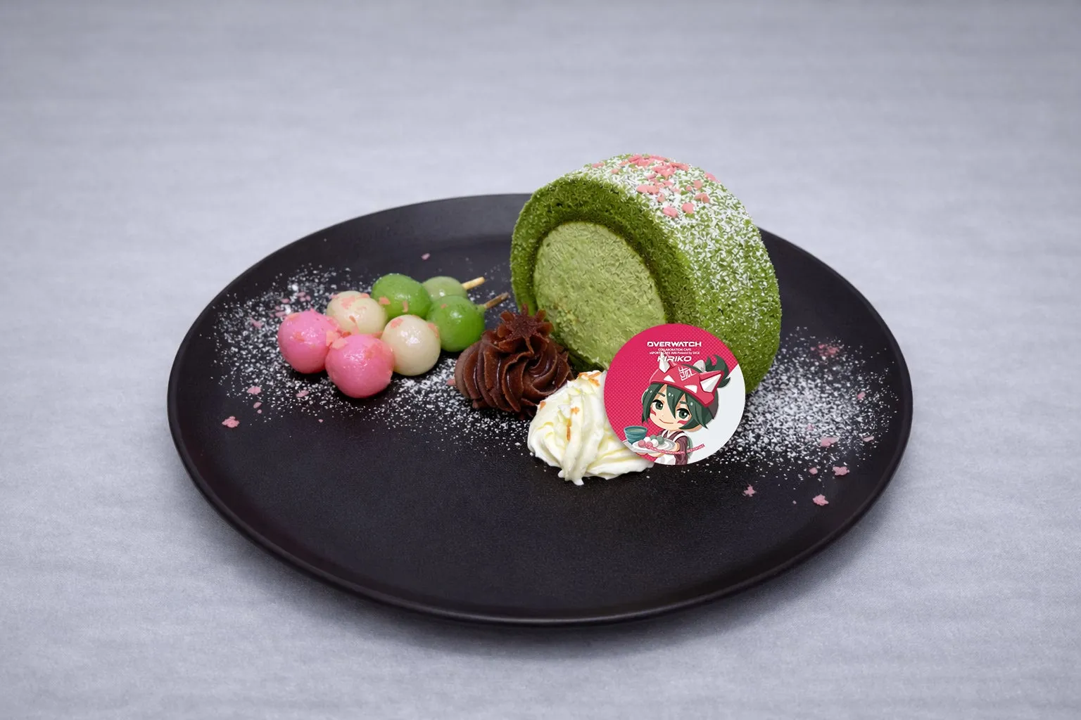 抹茶ロールケーキや団子、クリームなどが盛り付けられたデザート