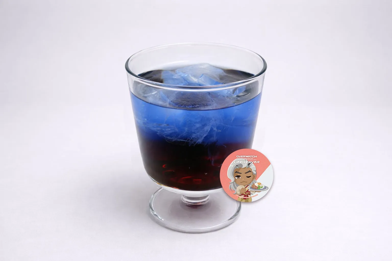 青と黒の層になった飲み物が入ったグラス