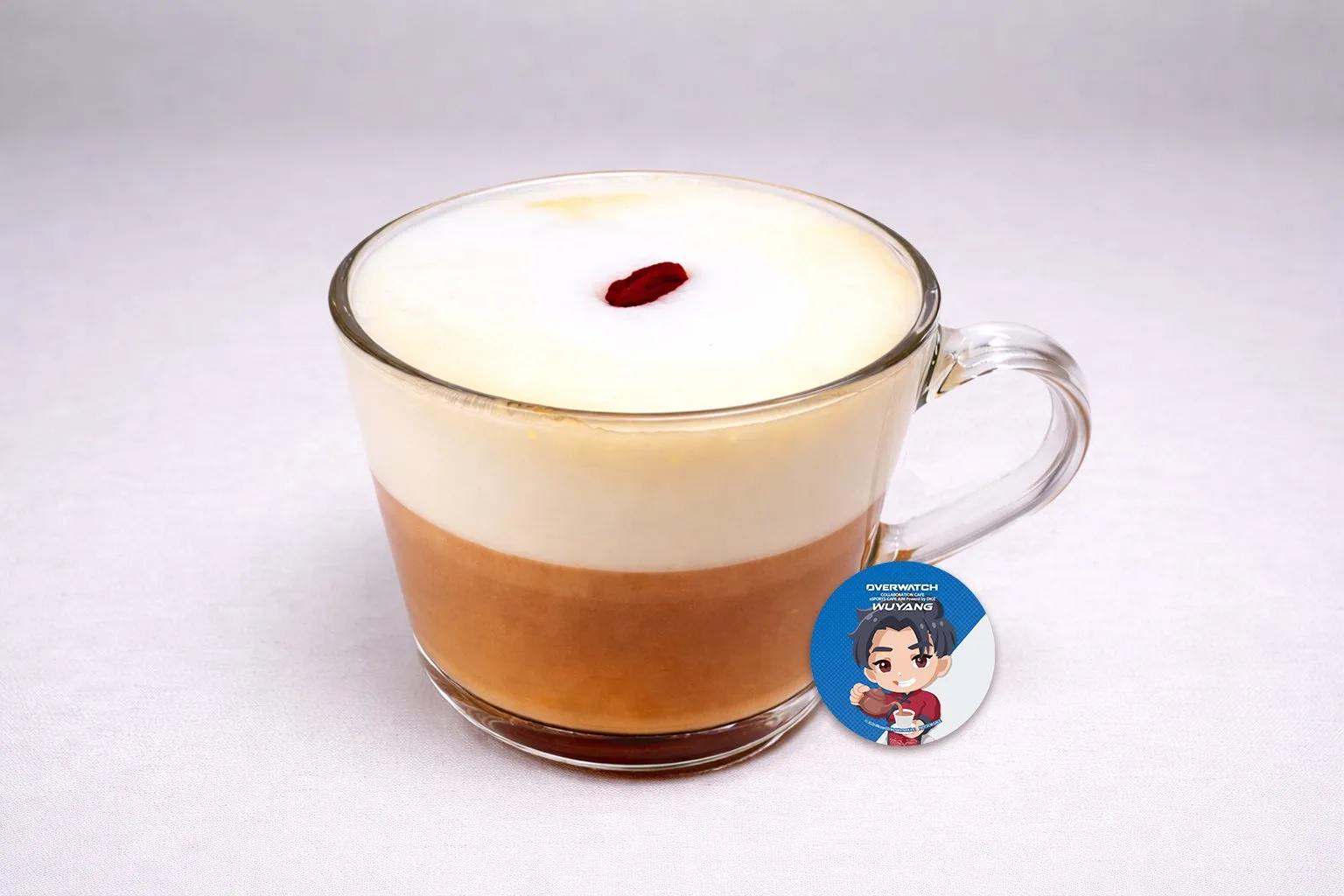 透明なマグカップに入った3層のラテ