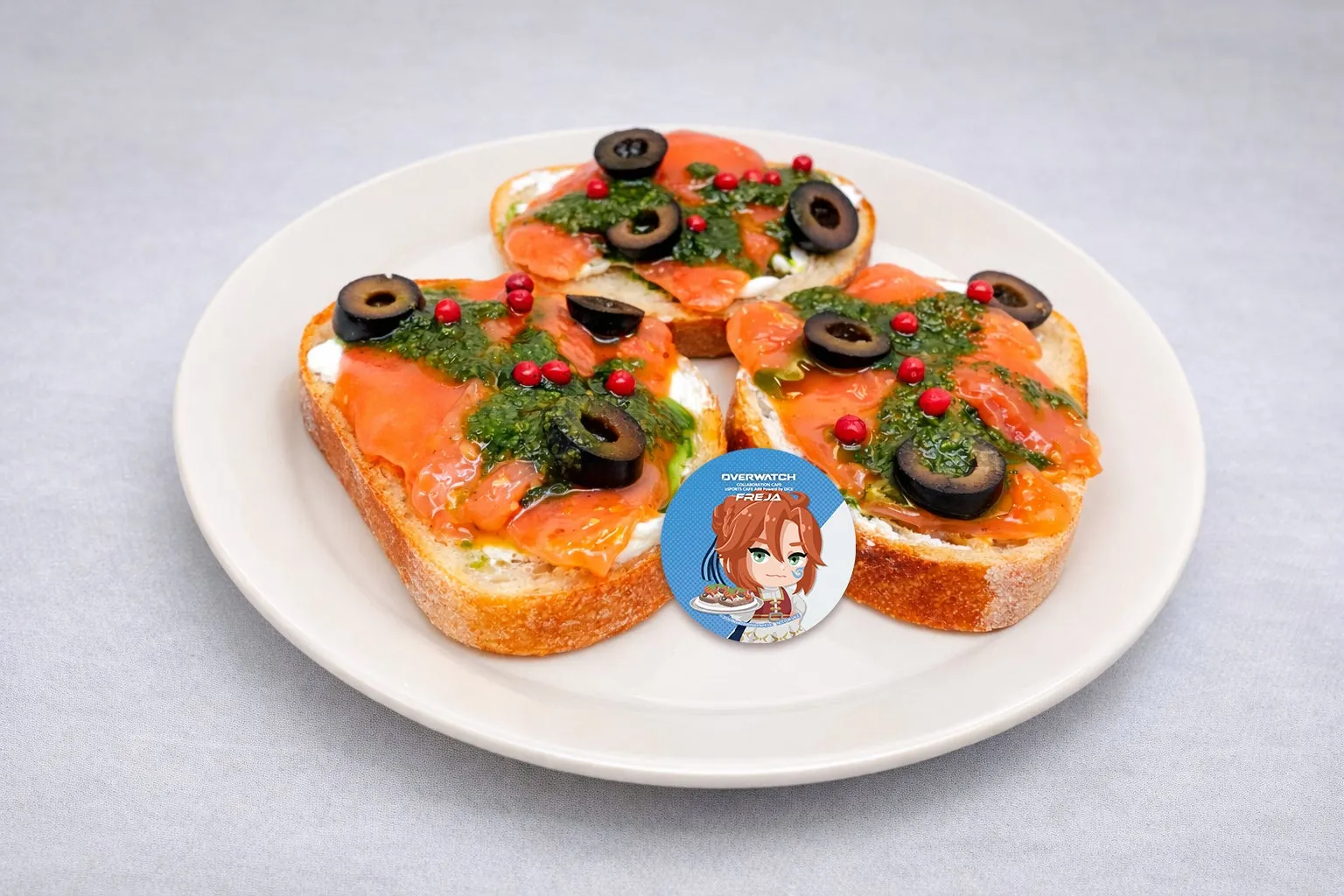 サーモンとオリーブが乗ったブルスケッタ