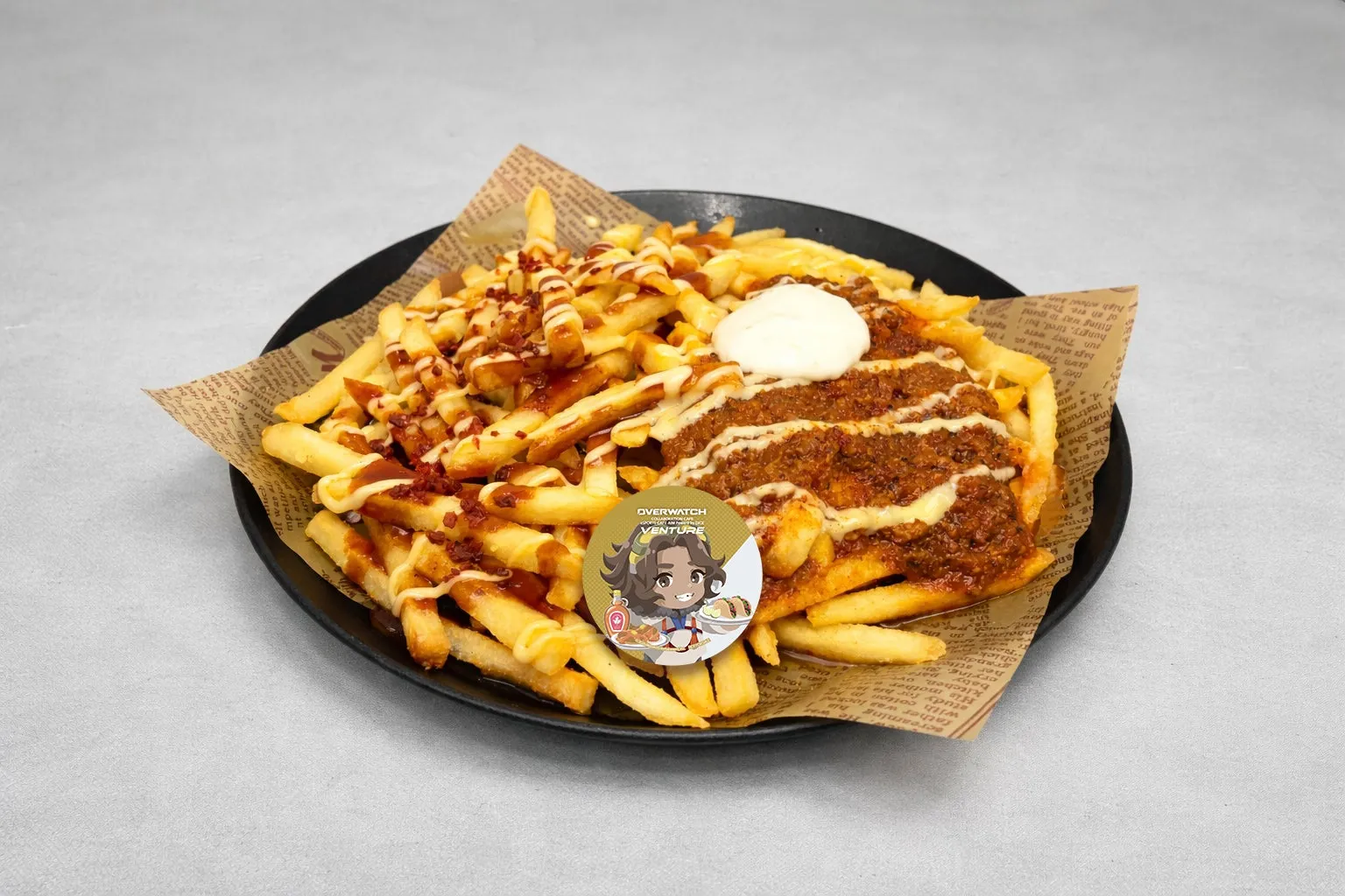 フライドポテトにミートソース、ホワイトソース、トッピングが乗った料理