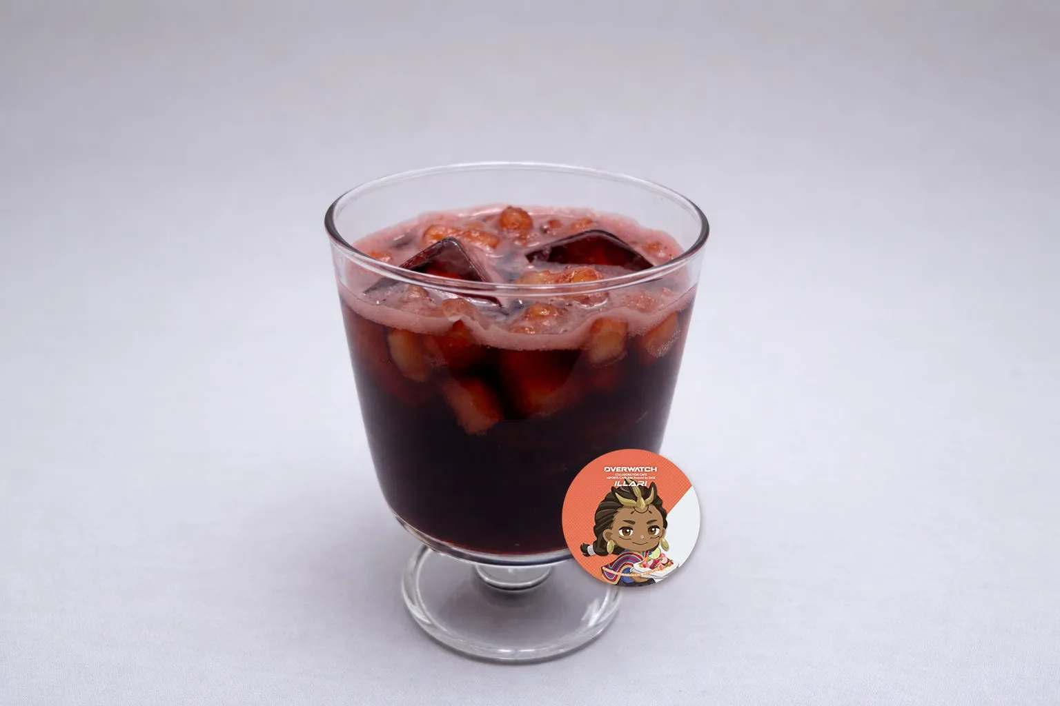 グラスに入った赤い飲み物