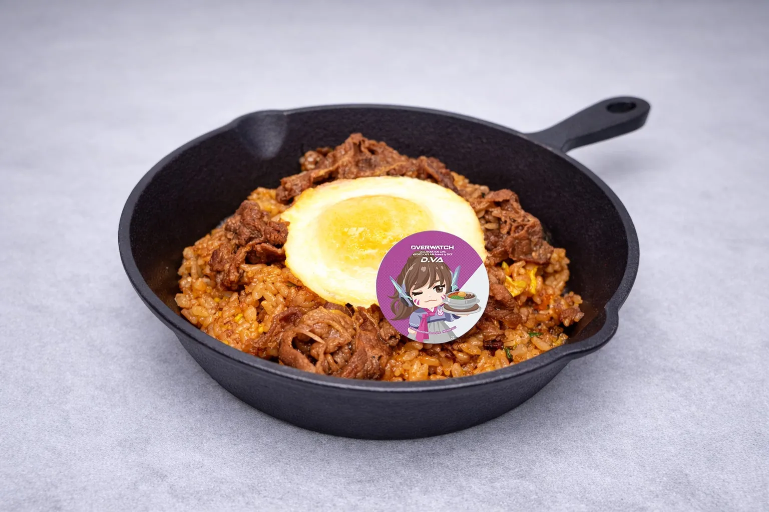 黒いフライパンに盛られたチャーハン