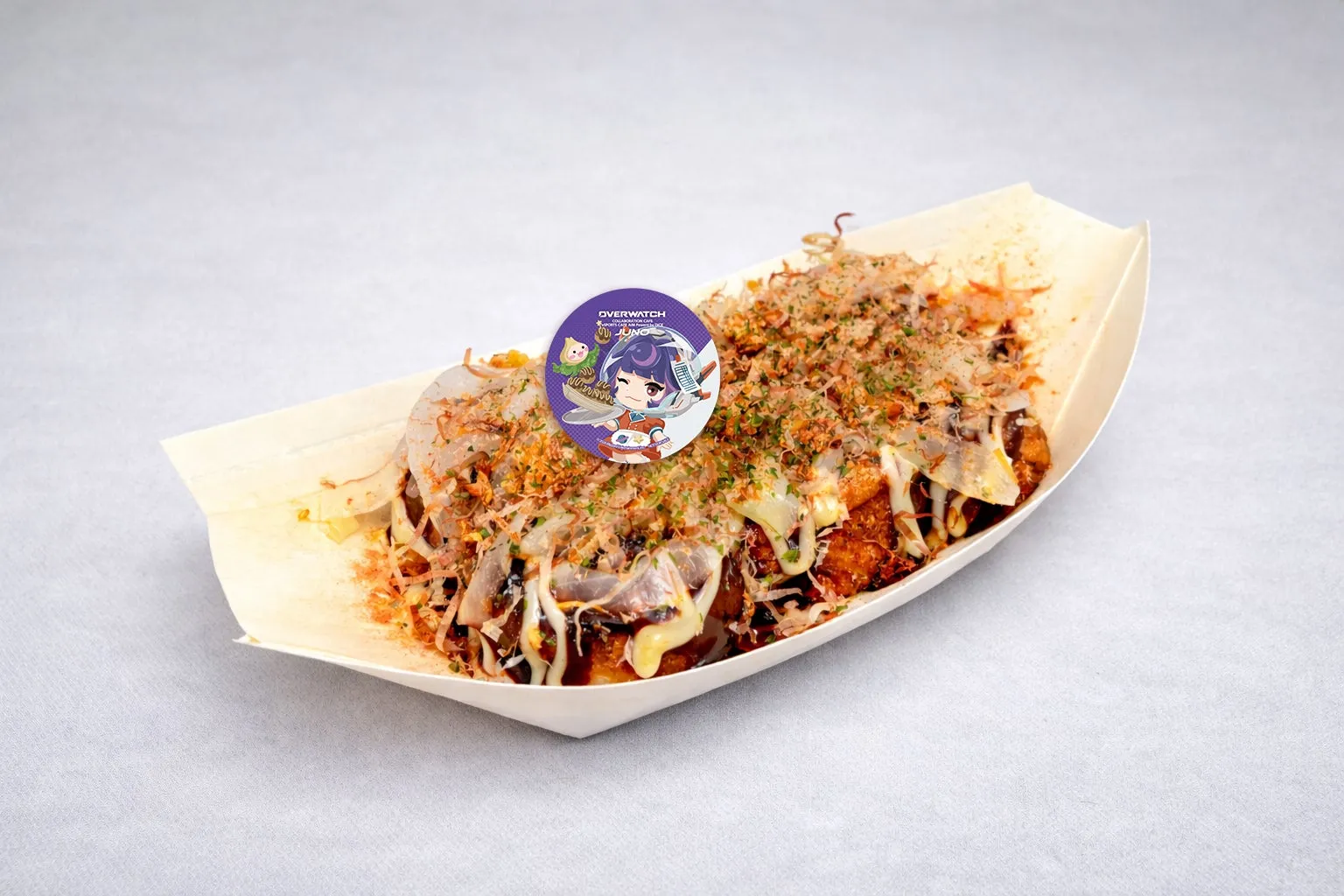 たこ焼きが木製の容器に入っている写真