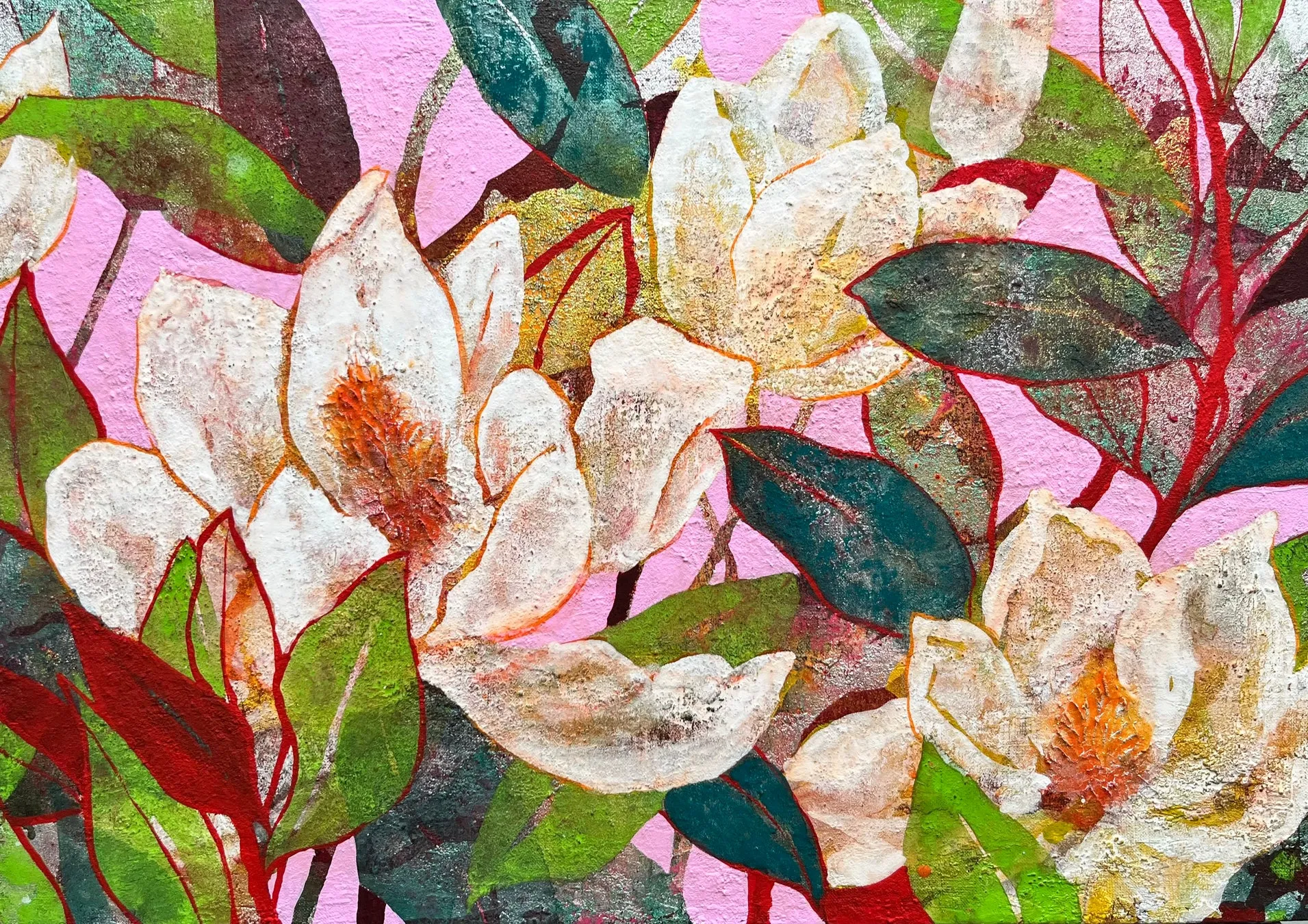 ピンク色の背景に、白い花と緑色の葉が描かれた絵画。花は大きく、葉は様々な形と色で描かれている。全体的に鮮やかで、印象的な作品。