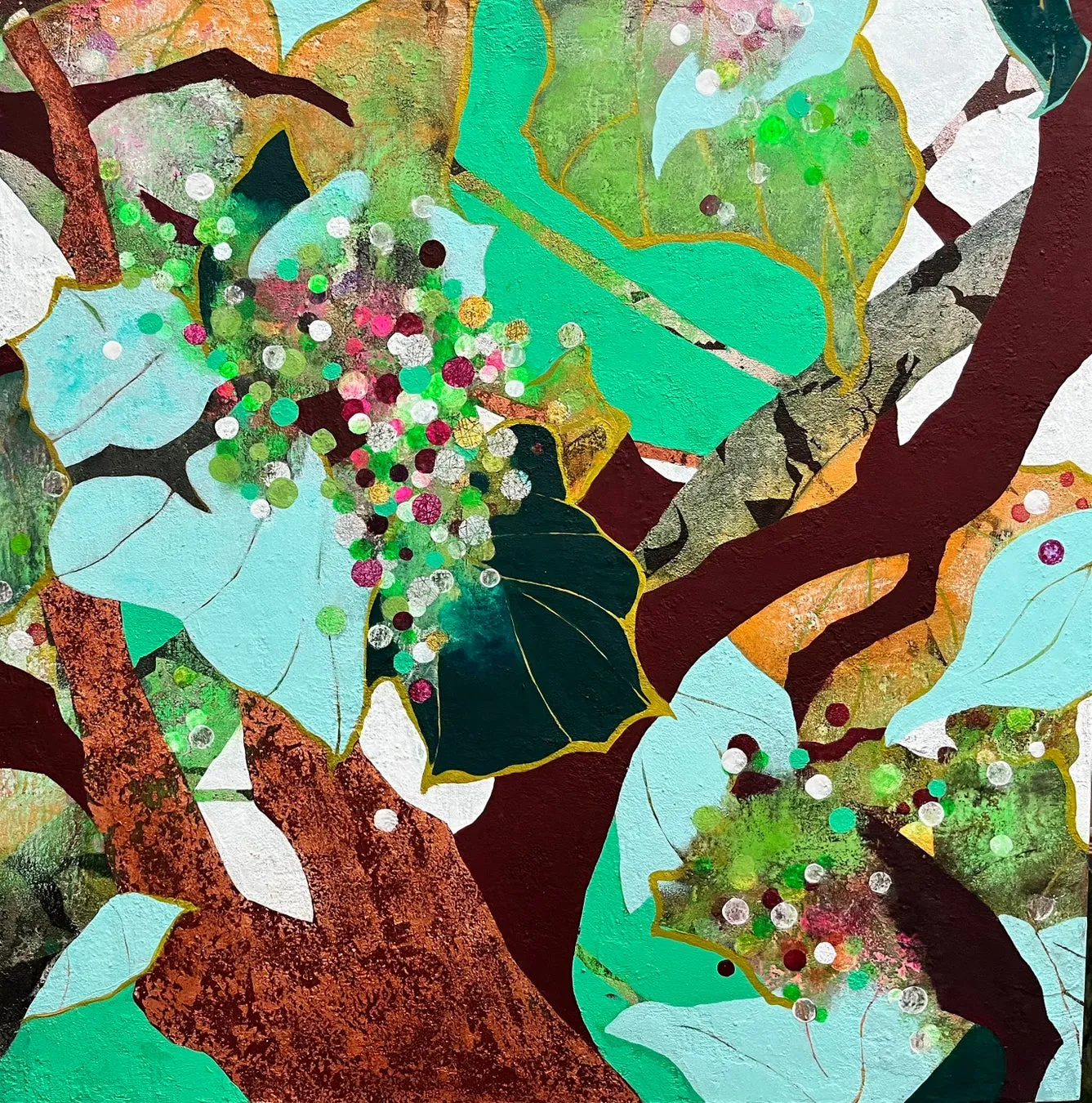 抽象的な絵画。緑、水色、茶色、白を基調とした、葉や木の幹のような形が組み合わさって構成されている。所々に丸い模様が散りばめられ、葉の縁には金のラインが施されている。