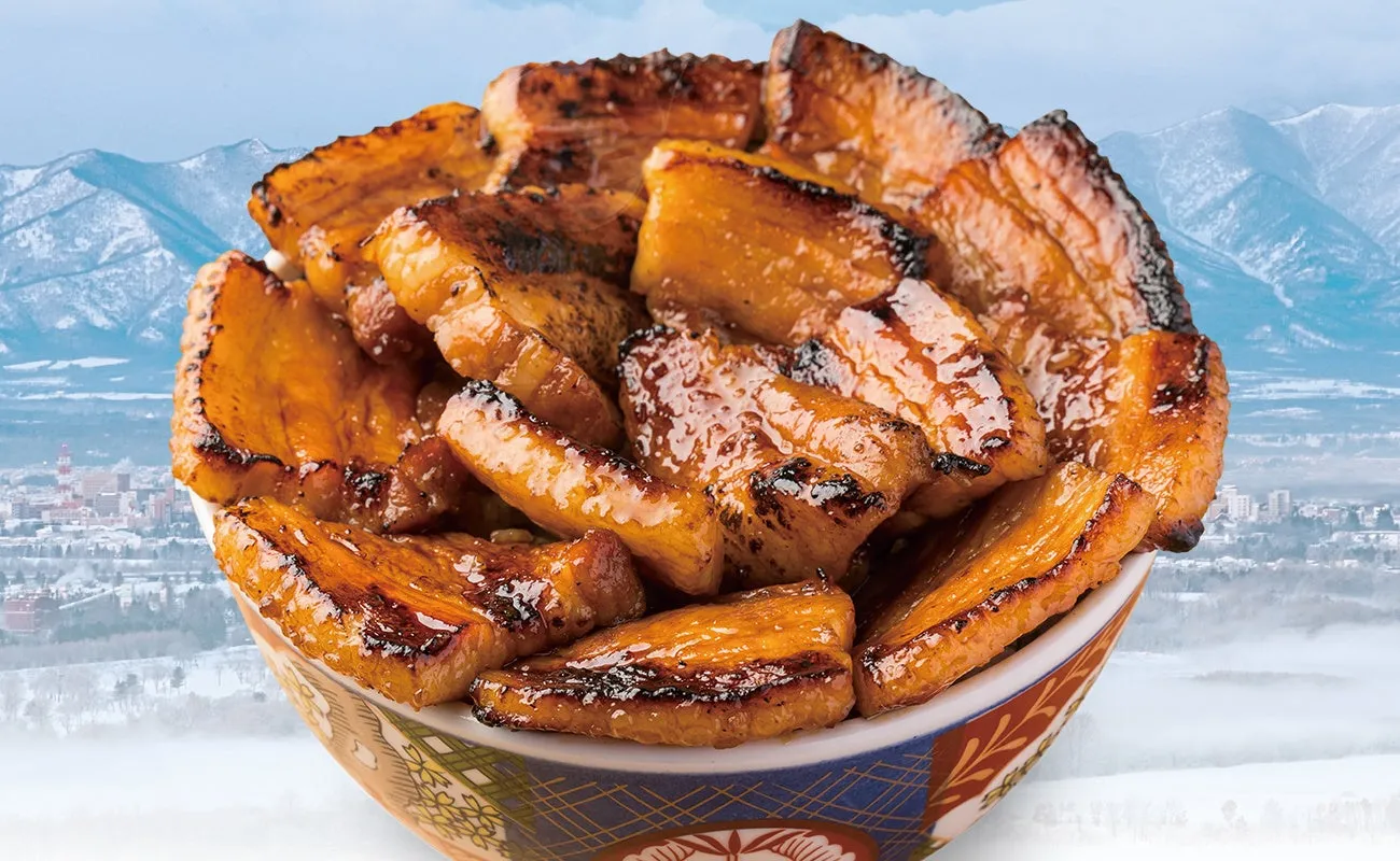 豚の角煮丼のクローズアップ写真