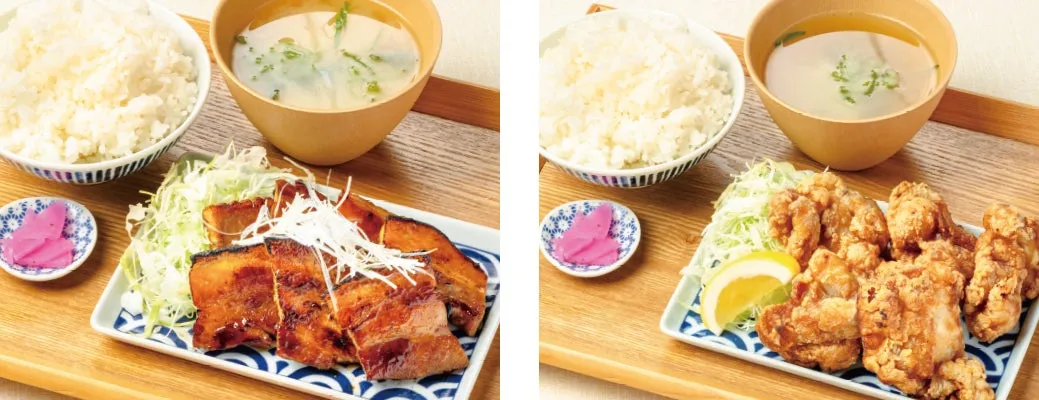 2つの日本の食事セット。左は豚の角煮、ご飯、味噌汁、漬物。右は唐揚げ、ご飯、スープ、漬物。