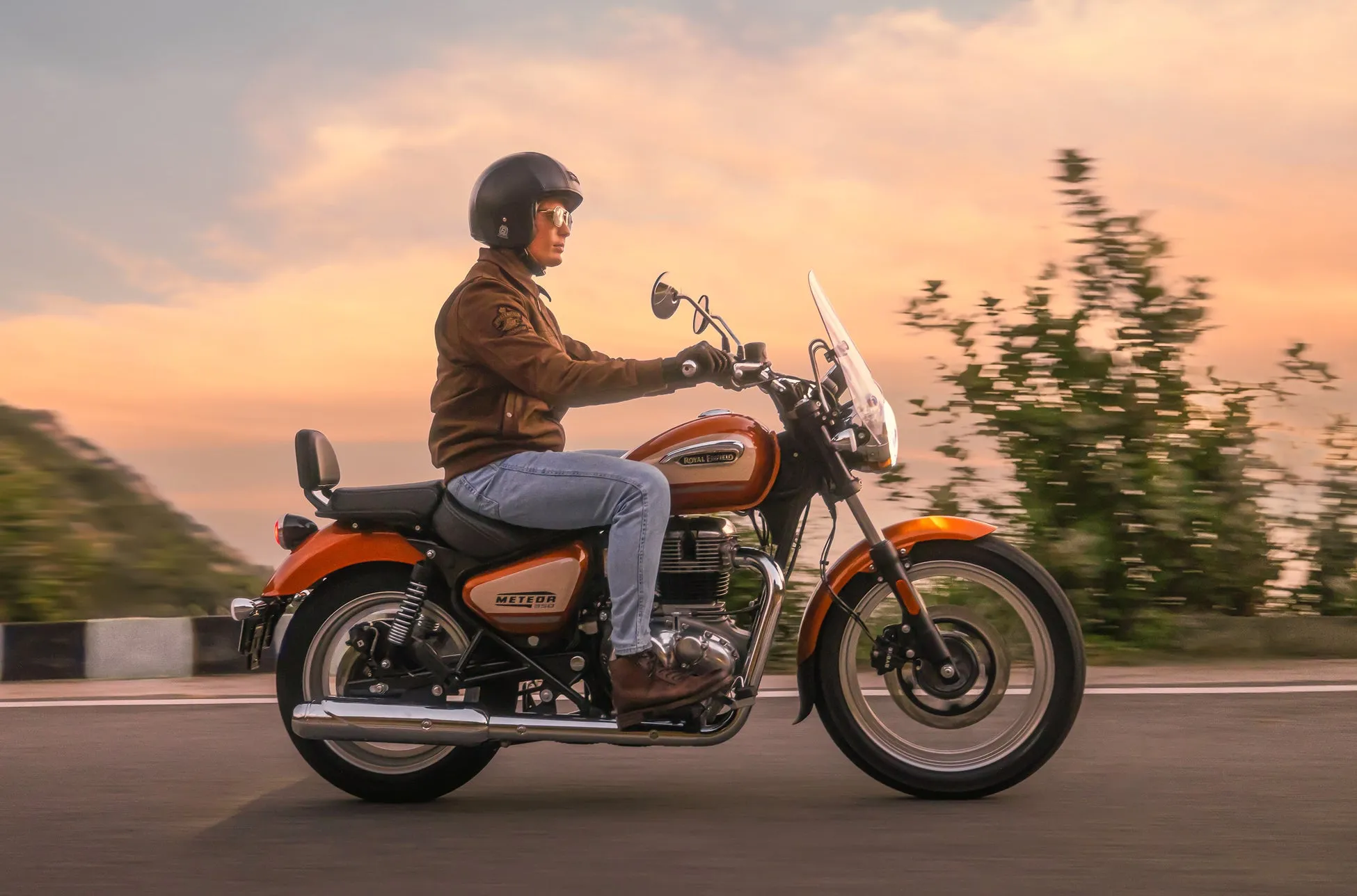 Sundowner Special editionを思わせるオレンジ色のバイクに乗る男性