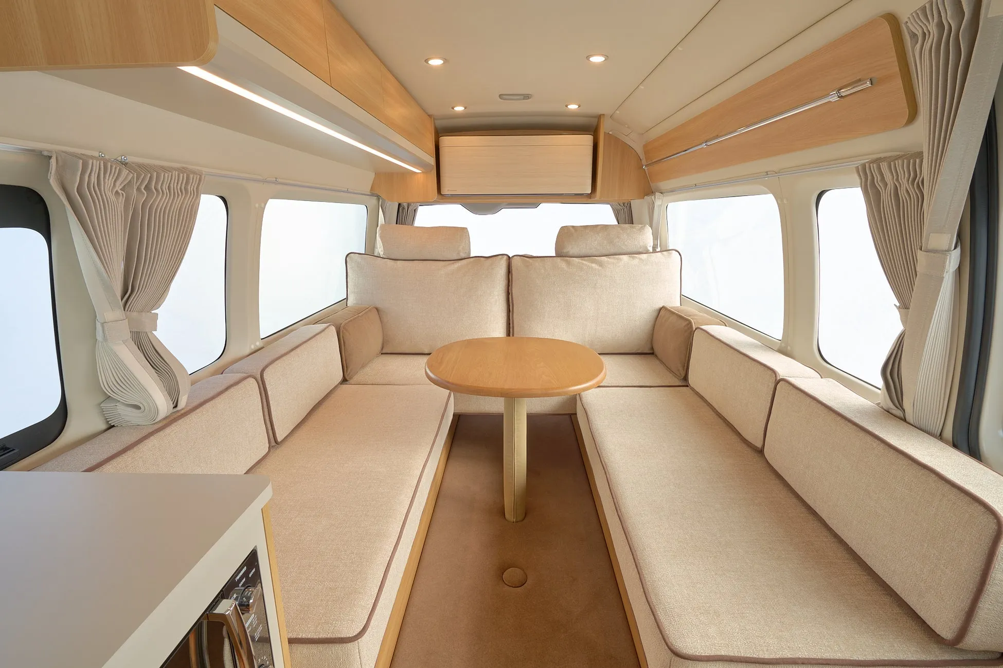 キャンピングカーで極上ソファ?Lino Premium blocco Editionが変える車旅の常識