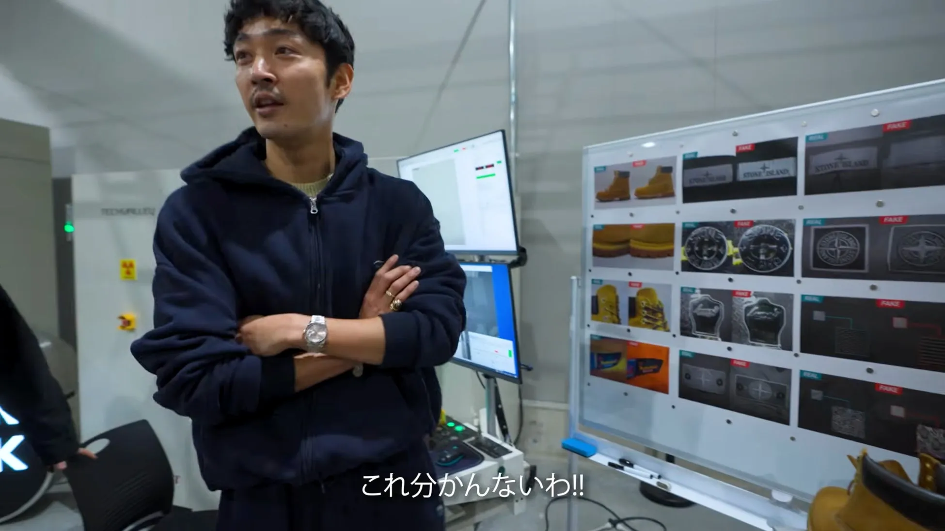 男性が、偽物と本物を比較するボードの前で困惑した表情