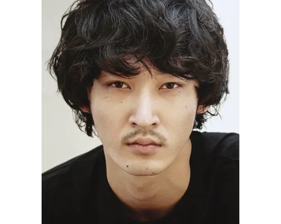 黒髪で口ひげを生やした男性の顔のアップ